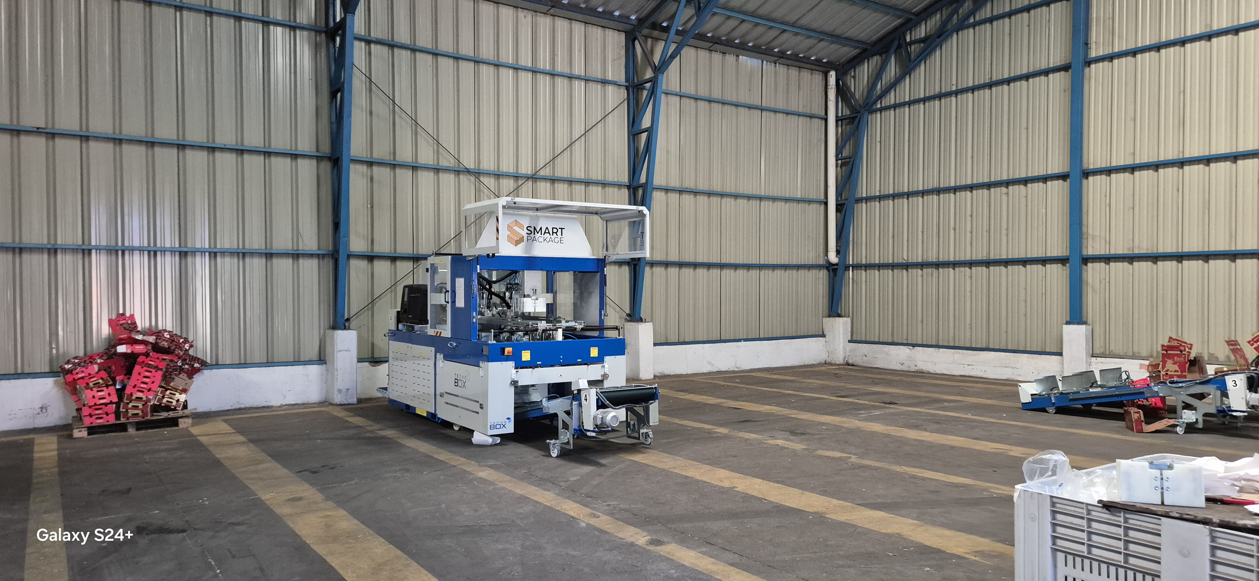 Máquina Tecno Box junto a cajas terminadas